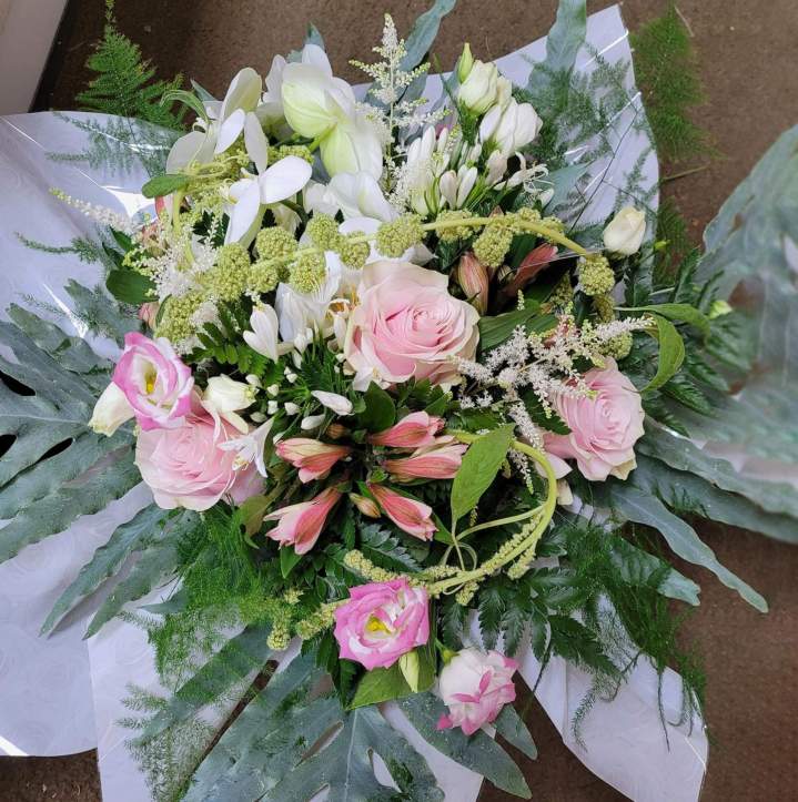 Des fleurs pour un hommage respectueux